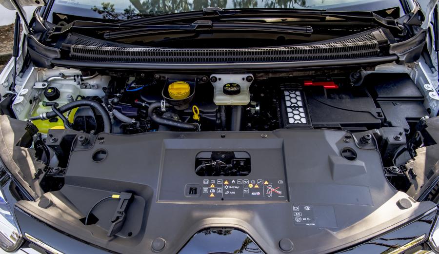 Моторный отсек Renault Scenic Hybrid Assist 2016 года  (фото 6 из 10)